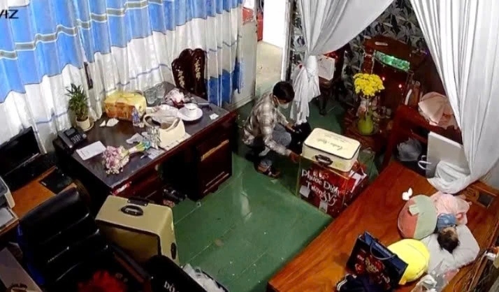 Tín trộm phong bì từ thùng quà mừng cưới. (Ảnh cắt từ camera/ Pháp luật TP.HCM).