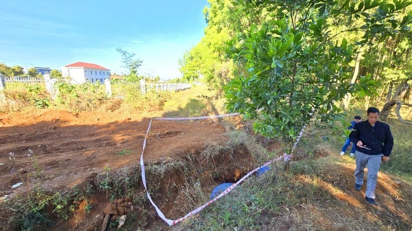 Xe máy nhãn hiệu Yamaha Exciter màu vàng đen - được chôn dưới hố ở một bãi đất trống gần Khu công nghiệp Diên Phú. (Ảnh: Pháp luật TP.HM)