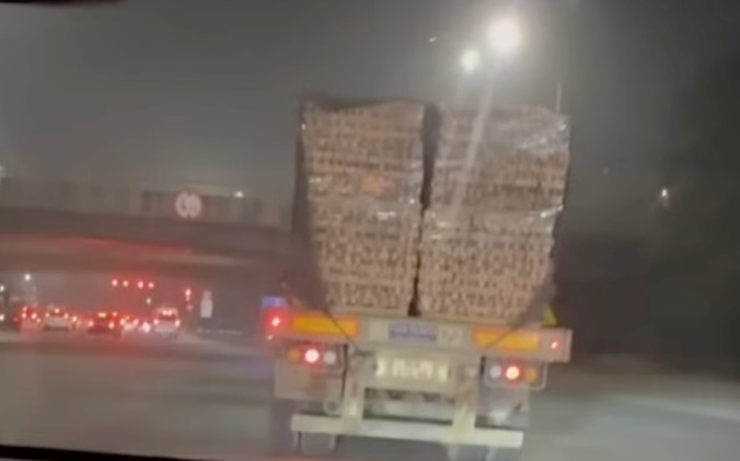 Chiếc xe ô tô chở gạch không chằng buộc cẩn thận gây nguy hiểm cho các phương tiện khác. Ảnh: VTC News