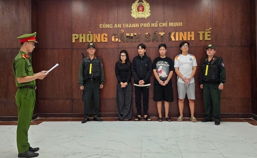 Nhóm thanh niên trẻ tuổi bị bắt vì bán khí cười. (Ảnh: Công an TP.HCM)