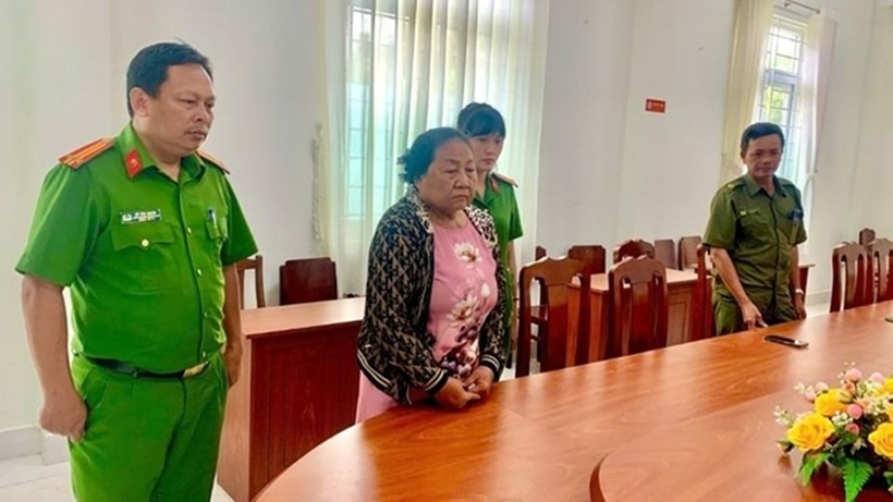 Cơ quan Cảnh sát điều tra Công an tỉnh Vĩnh Long thi hành lệnh bắt tạm giam đối tượng để điều tra hành vi buôn bán hàng cấm. Ảnh: Công an Vĩnh Long