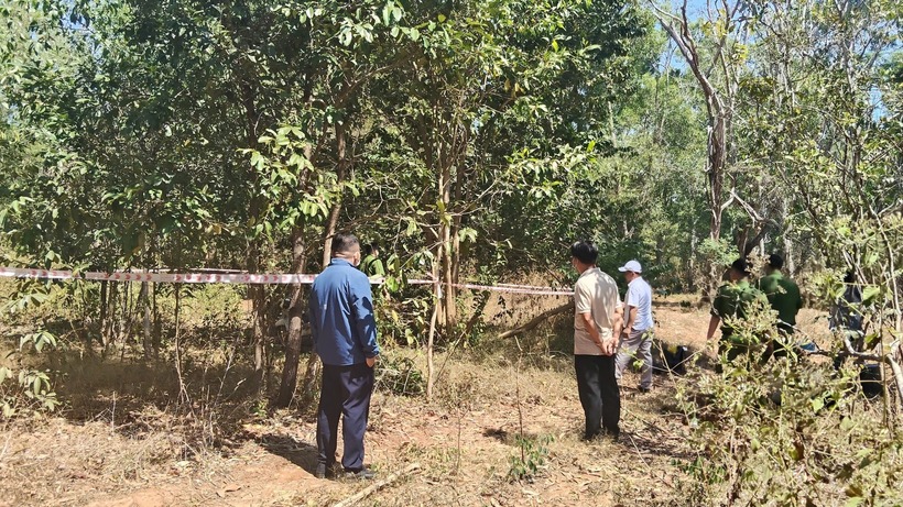 Lực lượng chức năng khám nghiệm hiện trường vụ việc. Ảnh: Báo Lâm Đồng