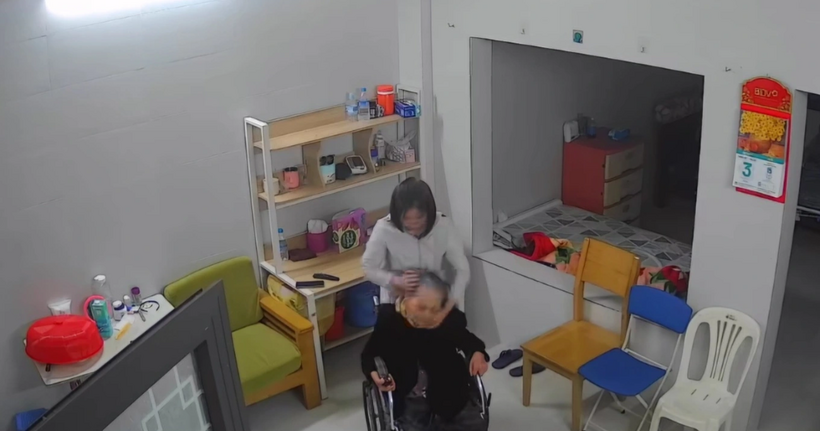 Hình ảnh cụ bà bị bạo hành. (Ảnh cắt clip)