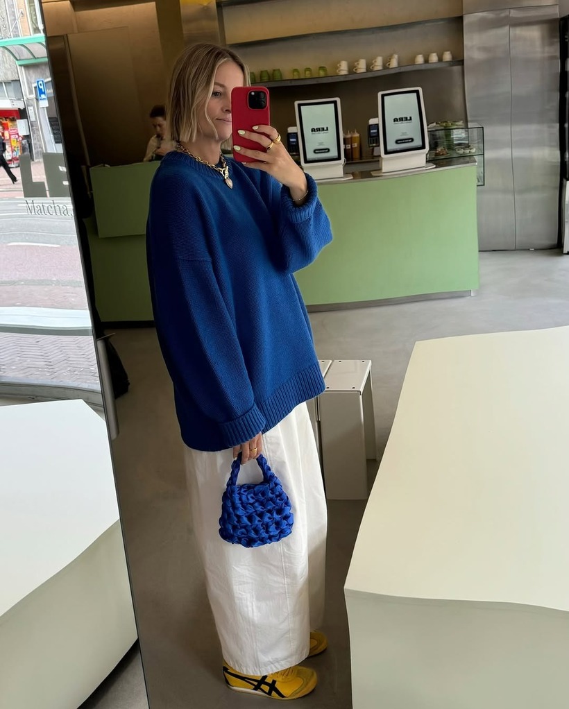 Xanh dương và trắng mang lại sắc thái tinh khôi, mát lạnh và sạch sẽ cho tổng thể. Kết hợp xanh denim, xanh dương và nâu beige cho thấy hình ảnh trưởng thành, lịch thiệp và sự thoải mái, êm dịu.