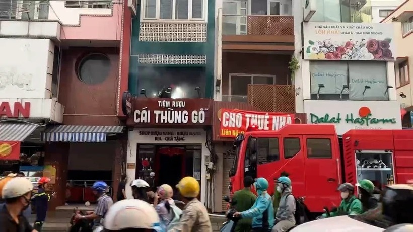 Lực lượng PCCC và CNCH kịp thời khống chế đám cháy. Ảnh: VietNamnet