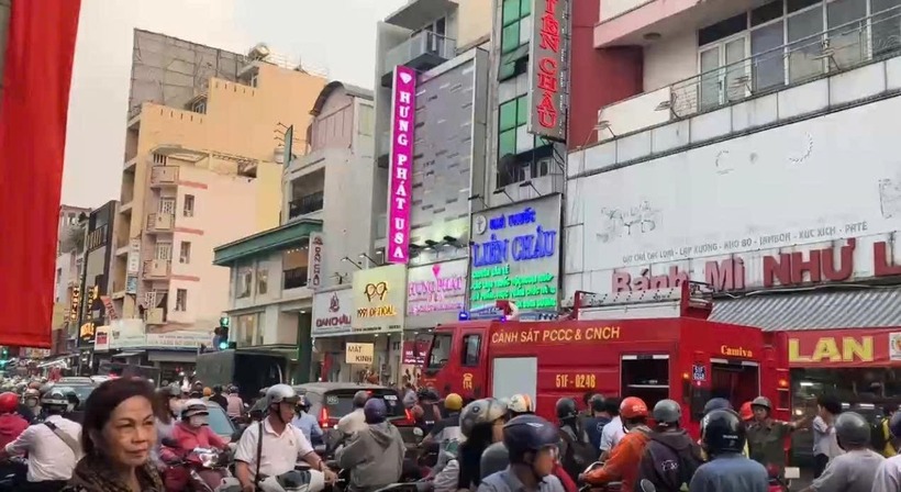 Vụ cháy không gây thiệt hại về người nhưng khiến khu vực ùn tắc. Ảnh: VietNamnet