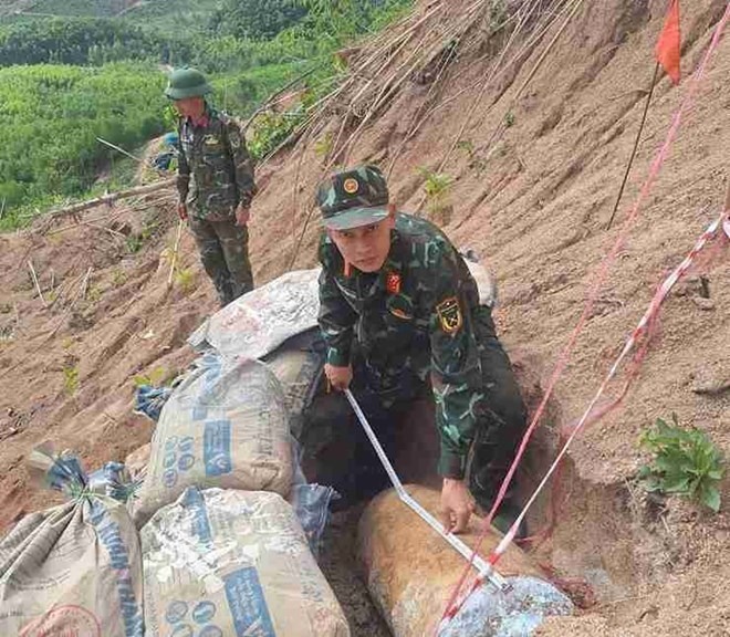 Lực lượng chức năng hủy nổ an toàn 2 quả bom. (Ảnh: Lao động)