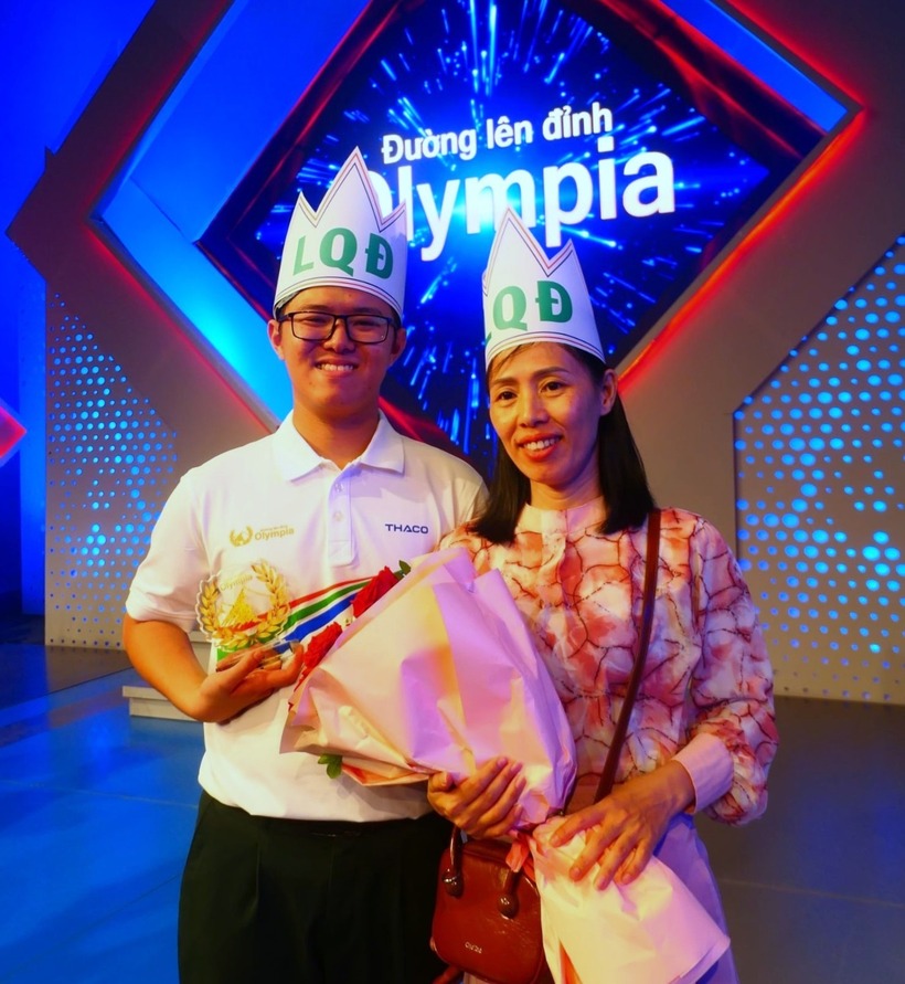 Gia Bảo và mẹ. Ảnh: VietNamnet