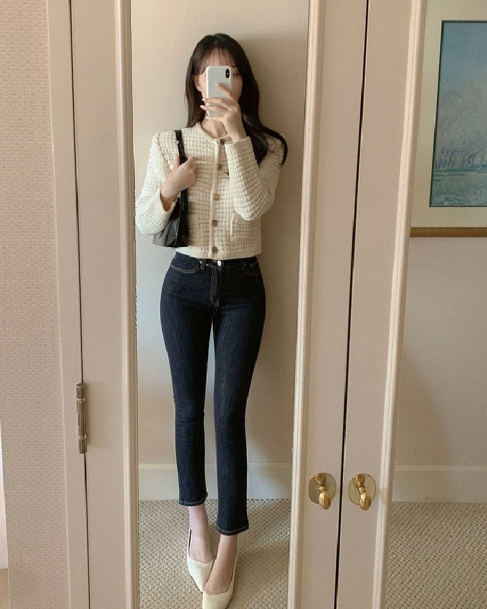 Một công thức phối đồ đơn giản nhưng không kém phần cuốn hút là áo cardigan phối cùng quần denim đen