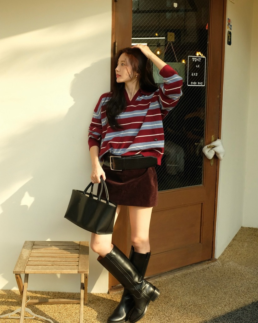 Bộ cánh mang tông màu đỏ trên rất sang chảnh. Mẫu áo kẻ mang đến sự nổi bật, đồng thời cũng gây ấn tượng ở nét cổ điển. Bằng cách kết hợp áo kẻ với chân váy màu nâu, boots cao cổ, túi xách và thắt lưng to bản màu đen, tổng thể trông rất "xịn" mà không kém phần hài hòa, tinh tế.