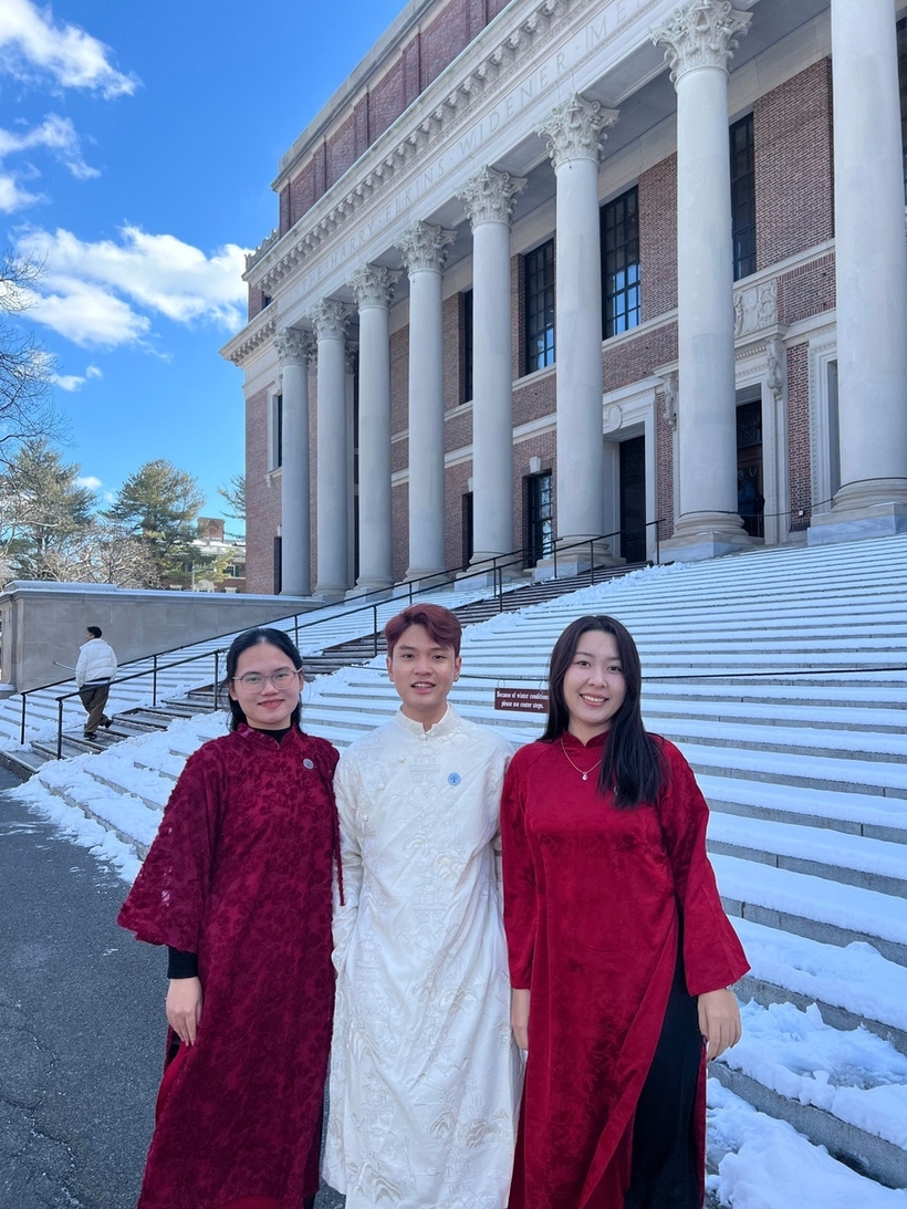Ba sinh viên trong bộ áo dài truyền thống của Việt Nam tại khuôn viên Đại học Harvard. (Ảnh: Giáo dục và Thời đại)..