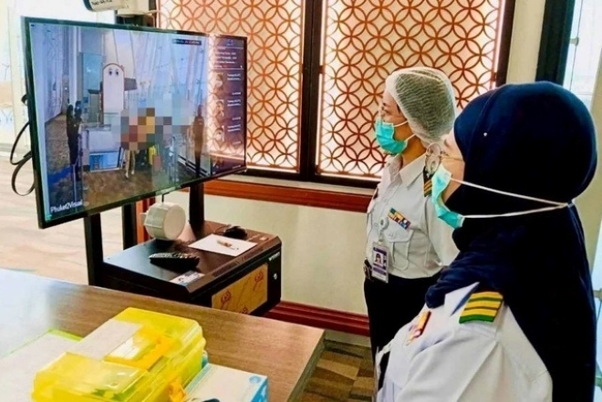 Nhân viên y tế ở sân bay Phuket, Thái Lan giám sát hành khách có dấu hiệu nhiễm bệnh. Ảnh: Bangkok Post