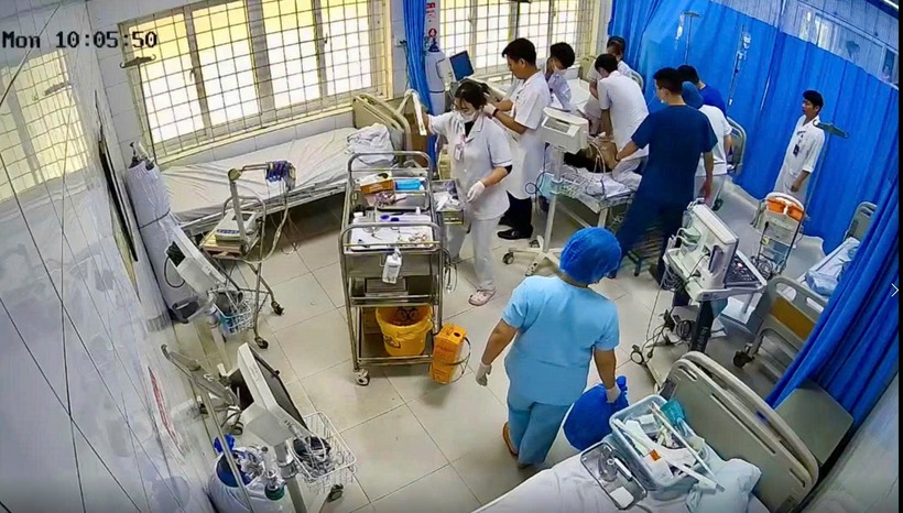 Các bác sĩ nỗ lực thực hiện ép tim cho nam sinh viên. Ảnh: SK&ĐS.