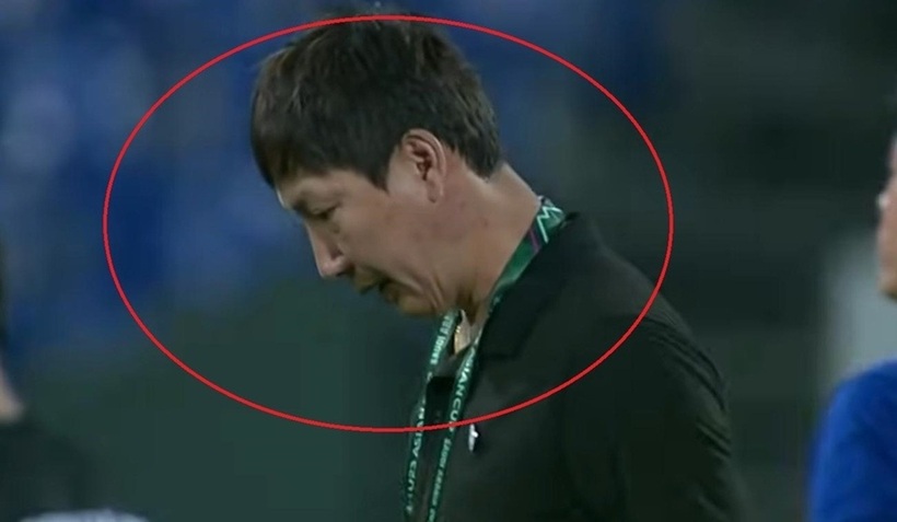 HLV Kim khẽ cúi đầu khi U23 Việt Nam hạ U23 Hàn Quốc. Ảnh: ZNews