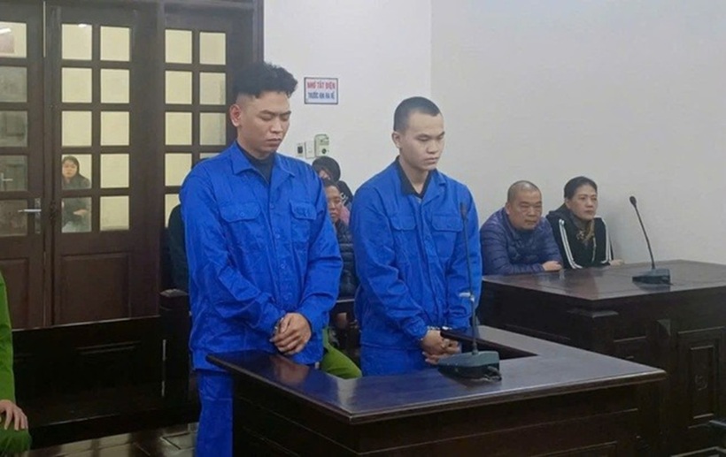 "Tổng tài" Nguyễn Văn Thiên (bên trái) tại phiên tòa xét xử. Ảnh: Sức khỏe & Đời sống