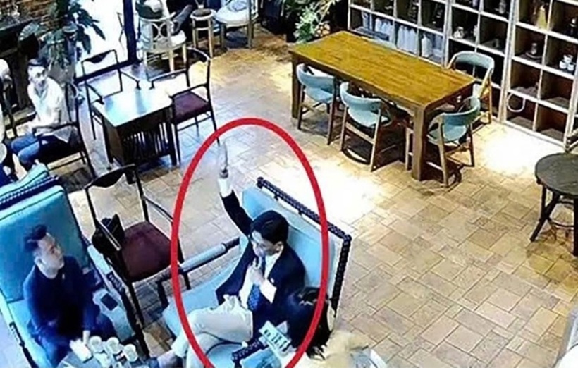 Nguyễn Văn Thiên ra hiệu cho Long thôi đánh nạn nhân. Ảnh: Người lao động