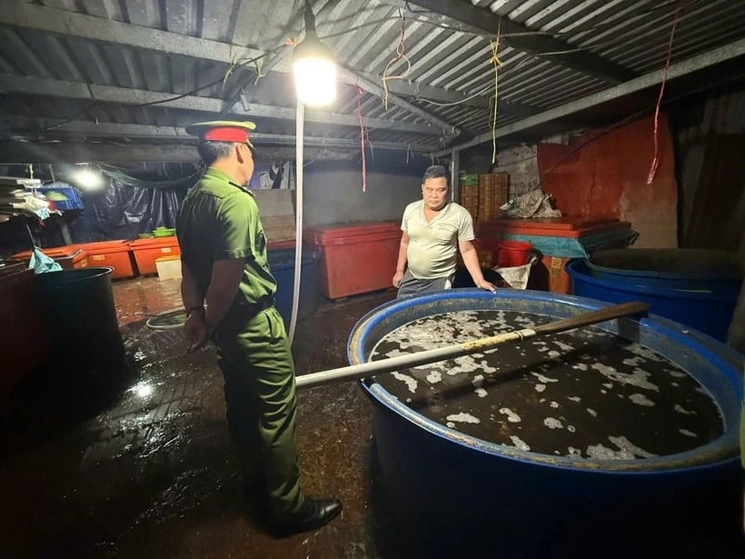 Ông Trường khai việc ngâm ốc với hóa chất trong liên tục 4 giờ đồng hồ. Ảnh: PLO