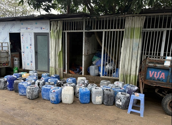 Vỏ thùng chứa hóa chất để ngâm ốc. Ảnh: Tuổi trẻ Online