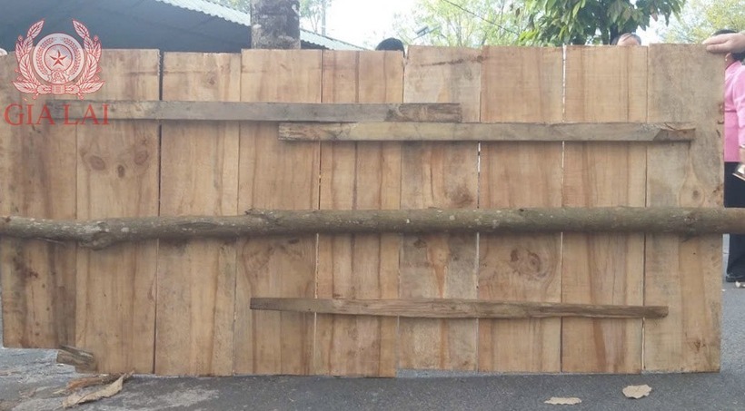 Ván gỗ đậy miệng hố để che giấu chiếc xe trong vụ án. (Ảnh: Công an tỉnh Gia Lai)