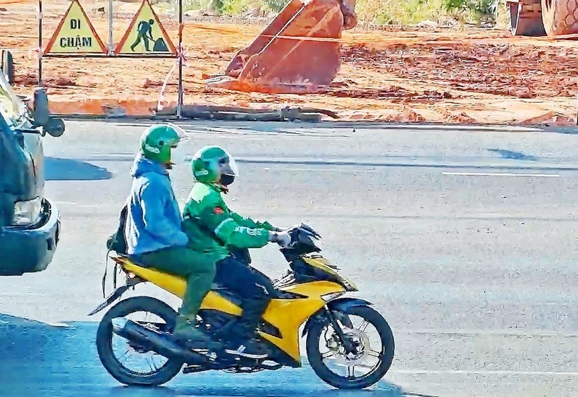 Hình ảnh hai nghi can tẩu thoát sau khi gây ra vụ cướp. (Ảnh: Pháp luật TP.HCM)