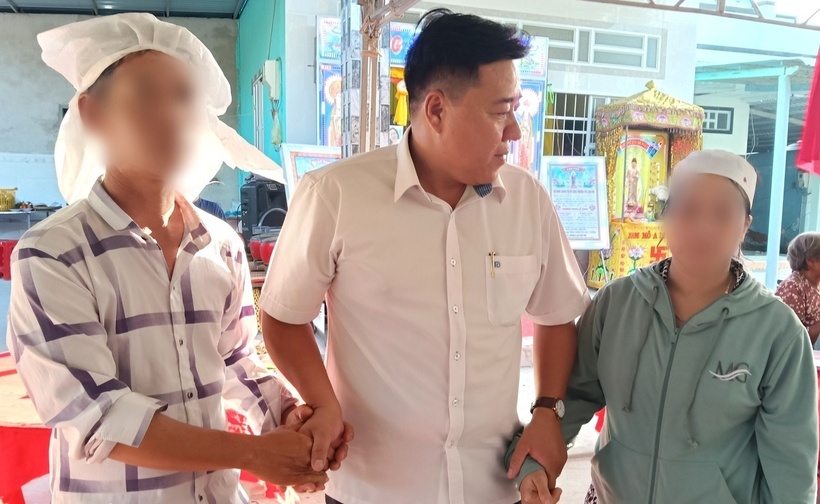 Lãnh đạo UBND xã Phước Long thăm hỏi, chia buồn cùng gia đình nạn nhân. (Ảnh: Dân trí)