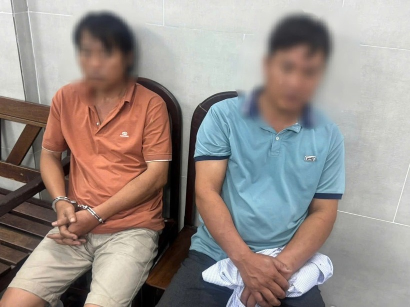 N.C.P. (bìa trái) và T.V.T. làm việc với công an. (Ảnh: Cơ quan công an)