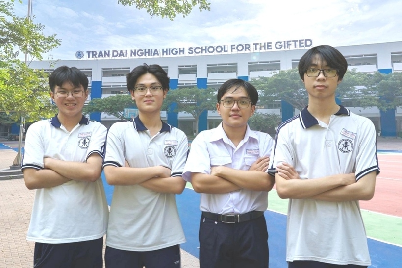 Các học sinh đạt giải nhất học sinh giỏi môn tiếng Anh: Nguyễn Tuấn Phong, Trần Gia Vỹ, Lê Quang Lộc, Lê Anh Khoa (từ trái qua phải). (Ảnh: Dân trí).