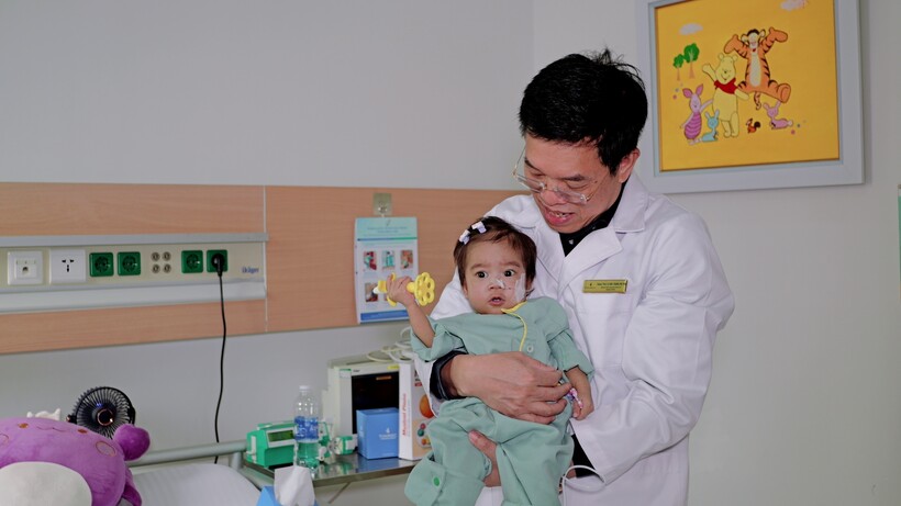 PGS.TS.BS Lê Văn Thành thăm bé Di sau hơn một tháng phẫu thuật.