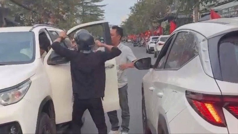 Ngô Quang Vũ hành hung tài xế ô tô ngay giữa đường phố Đà Nẵng. Ảnh: Tiền phong