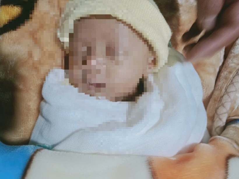 Bé trai khoảng 3 ngày tuổi bị bỏ rơi bên đường ở Lâm Đồng. (Ảnh: Dân trí)