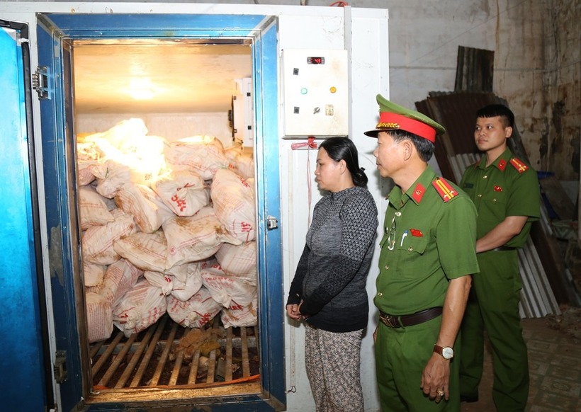 Bị can Lê Thị Bích Phượng cùng số tang vật. (Ảnh: Công an tỉnh Đồng Nai)