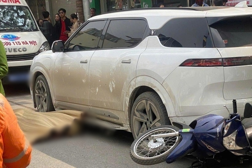 Theo cảnh sát, qua lời kể nhân chứng, tài xế ô tô có hành vi lùi xe khiến một người tử vong tại chỗ, một phụ nữ bị thương phải nhập viện cấp cứu.