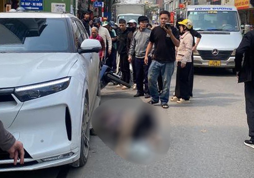 Tại hiện trường, một nữ nạn nhân nằm cạnh bánh lái bên trái chiếc ô tô, một nạn nhân khác nằm sau đuôi ô tô. Ngoài ra, một chiếc xe máy cũng bị cuốn vào gầm ô tô và bị hư hỏng.