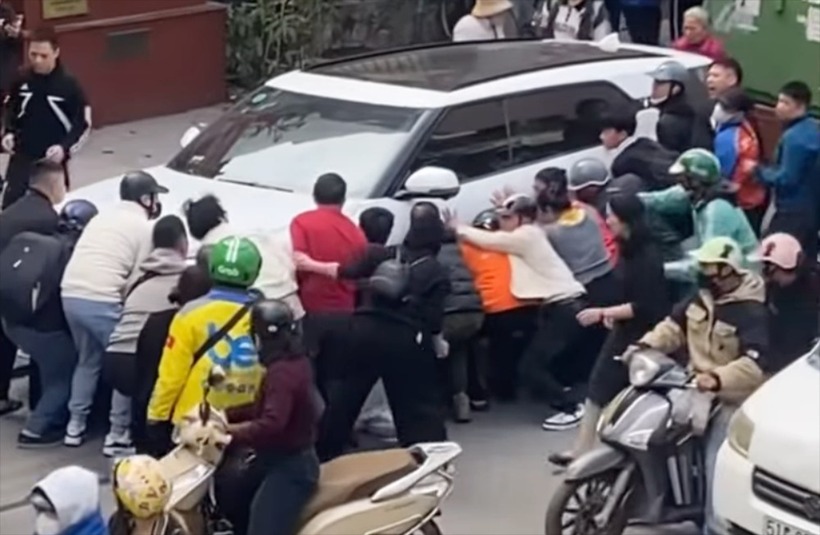 Nguyên nhân vụ tai nạn đang được Đội CSGT đường bộ số 3 phối hợp với Công an phường Văn Miếu – Quốc Tử Giám điều tra, làm rõ.