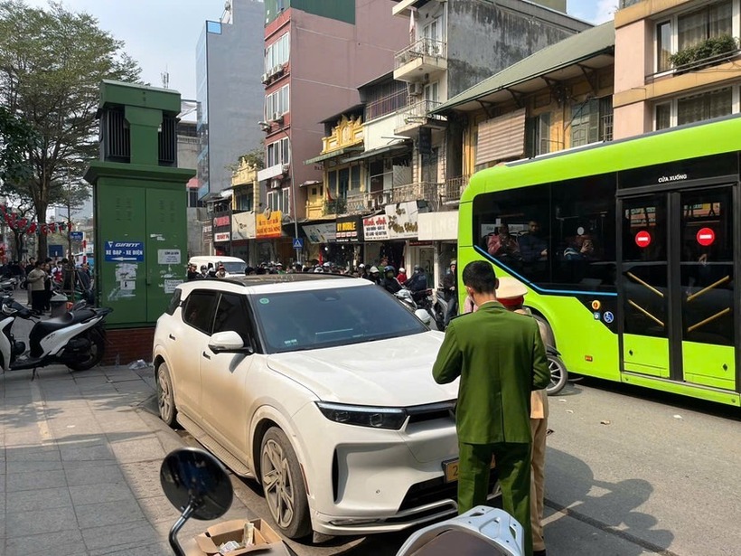 Xe ô tô biển kiểm soát 29E. 580.xx do tài xế B.B.L (SN 1987, trú tại Hà Nội) điều khiển, bất ngờ lùi xe đã cán vào xe máy đang lưu thông phía sau. Trên xe máy đang chở 2 nữ giới là bà N.T.T (SN 1960, trú tại phường Thanh Xuân, Hà Nội) và bà N (trú tại phố Khâm Thiên, Hà Nội). Hậu quả, bà T bị thương nặng được đưa đi bệnh viện cấp cứu, bà N tử vong tại chỗ, theo An ninh Thủ đô.