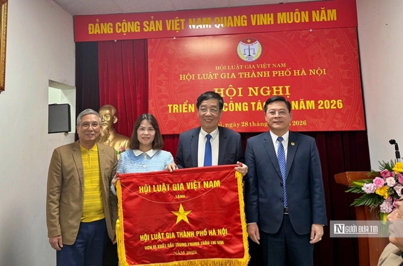 Ông Dương Đình Khuyến tặng cờ thi đua của Hội Luật gia Việt Nam cho Hội Luật gia Tp.Hà Nội.