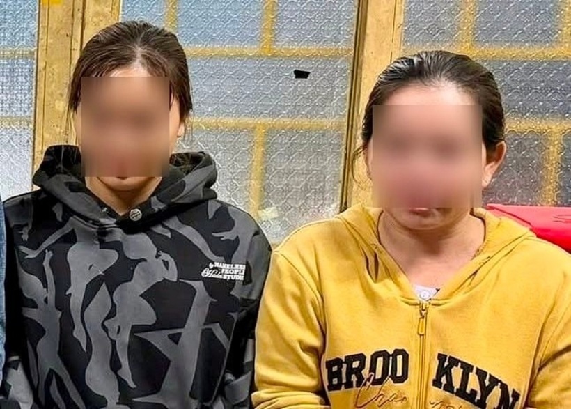 Hai đối tượng nữ bị bắt quả tang đánh bạc. Ảnh: Công Lý