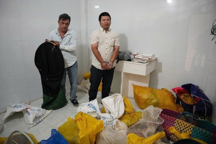 Nhiều túi lưới chứa 2 con chó và 30 con mèo. Ảnh: Người lao động