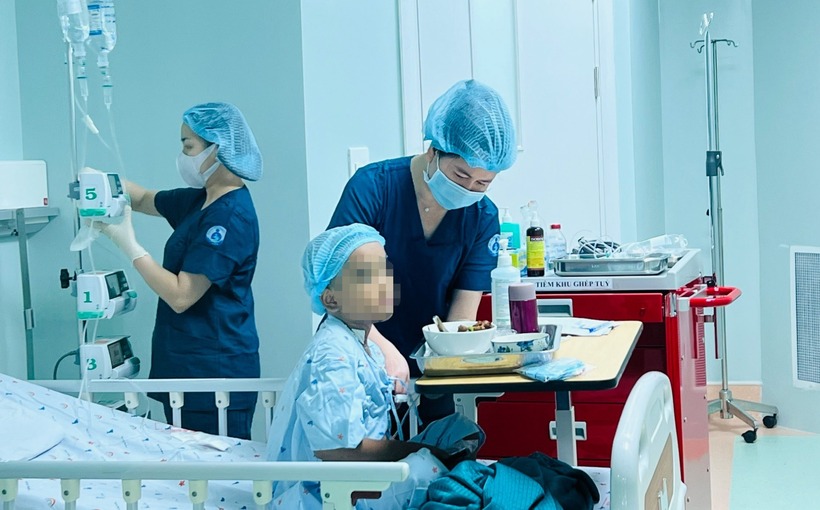 Bệnh nhi được chăm sóc kỹ lưỡng trong thời gian thực hiện ghép tế bào gốc tạo máu. Ảnh: SGGP.