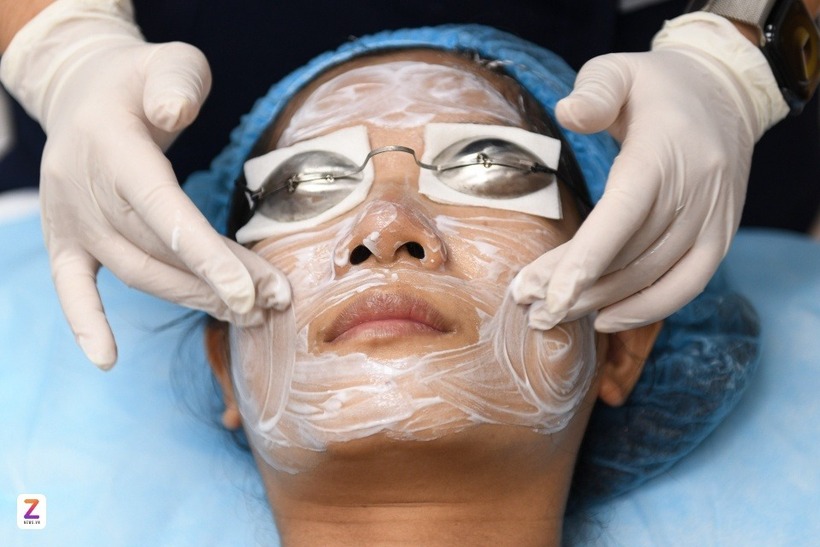 Cận cảnh quá trình thực hiện dịch vụ thẩm mỹ tại một bệnh viện ở TP.HCM. Ảnh: ZNews
