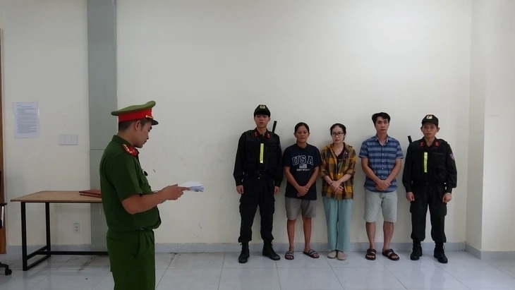 Các bị can Võ Thị Thu Oanh, Tăng Thị Mỹ Hòa, Tăng Hoàng Vinh (từ trái sang). Ảnh: Tuổi trẻ