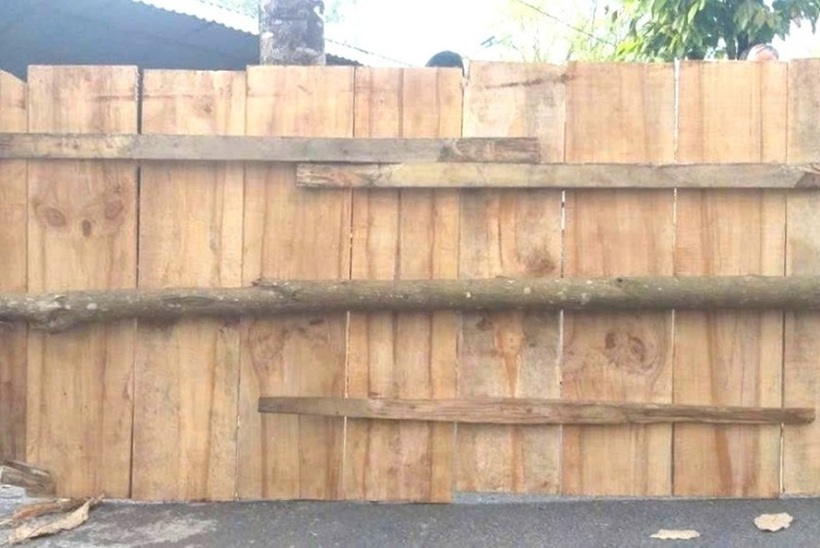 Liếp ván dùng để đậy hố chôn xe máy. Ảnh: Vietnamnet