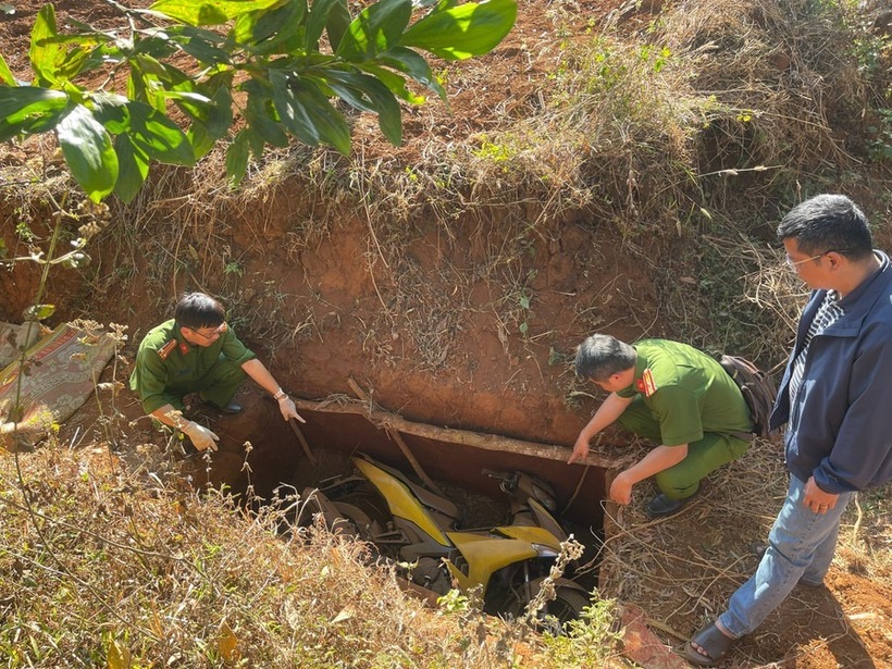Công an đang truy tìm nguồn gốc tấm ván gỗ mà các đối tượng cướp tài sản dùng để che đậy chiếc xe máy. Ảnh: Báo Gia Lai
