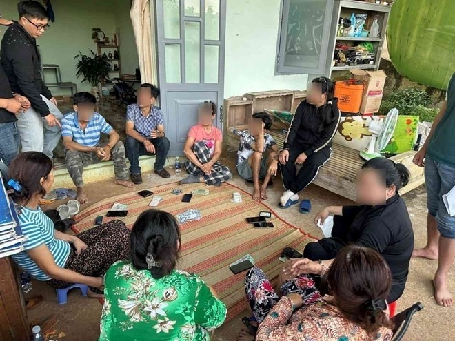 Nhóm đối tượng đang đánh bài ăn tiền bị bắt quả tang. (Ảnh: Công an tỉnh Lâm Đồng)