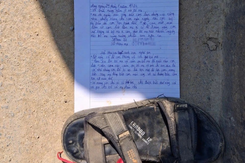 Lá thư cùng đôi dép và khăn quàng được nhóm nam sinh lớp 8 để lại trên cầu, dàn dựng như hiện trường một vụ tự tử. (Ảnh: Dân trí)