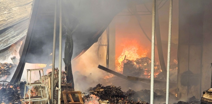 Ngọn lửa bùng phát dữ dội tại cơ sở sản xuất, kinh doanh hàng mã. (Ảnh: VietnamNet)