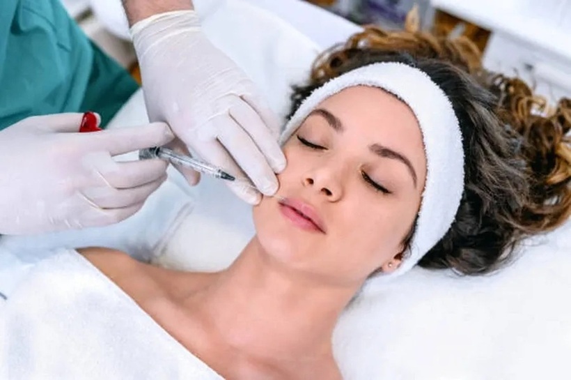 Làm đẹp là nhu cầu chính đáng, tuy nhiên, sự hiểu biết và lựa chọn đúng đắn chính là “hàng rào” quan trọng nhất để bảo vệ sức khỏe. Ảnh minh họa