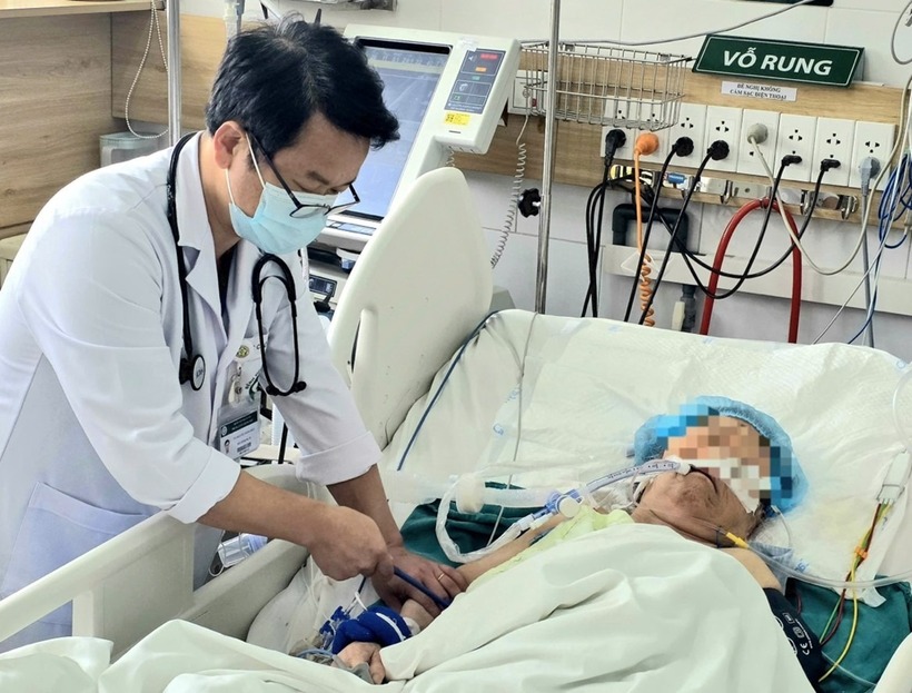 Bệnh nhân nữ hôn mê phải thở máy. Ảnh: Bệnh viện Bạch Mai.