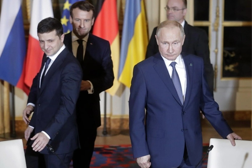 Tổng thống Ukraine Volodymyr Zelensky (trái) gặp Tổng thống Nga Vladimir Putin tại Paris năm 2019. Ảnh: Reuters