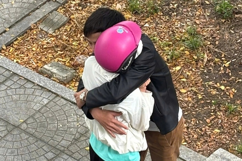 Nữ sinh D. trong vòng tay người thân sau khi được công an giải cứu. (Ảnh: Công an phường Thanh Khê).